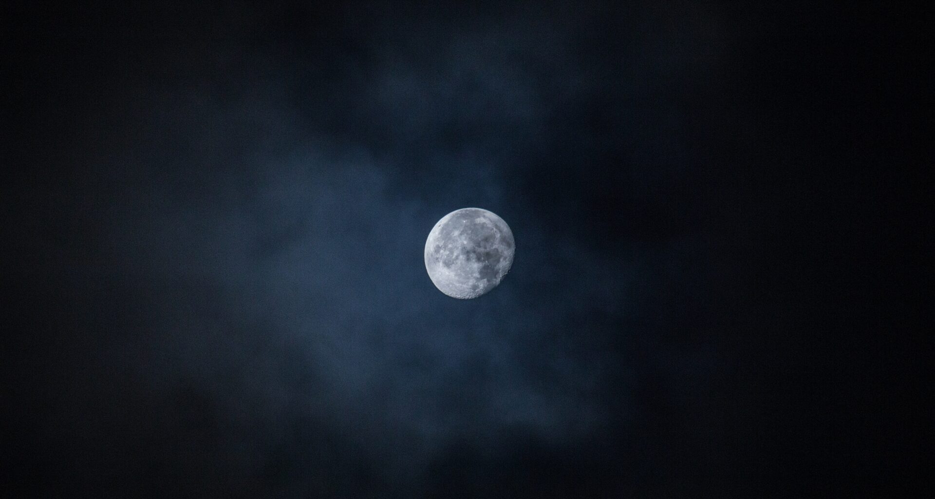 ile lat ma księżyc