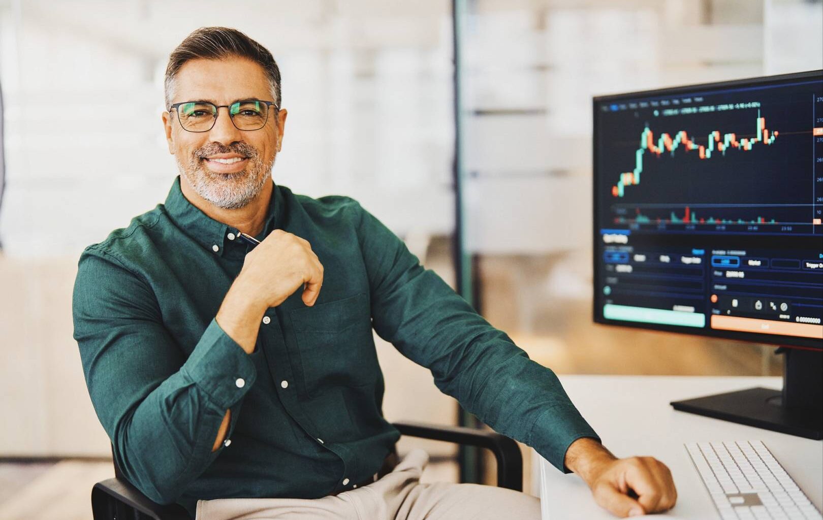 Mężczyzna śledzący kursy walut online z pomocą OANDA TMS