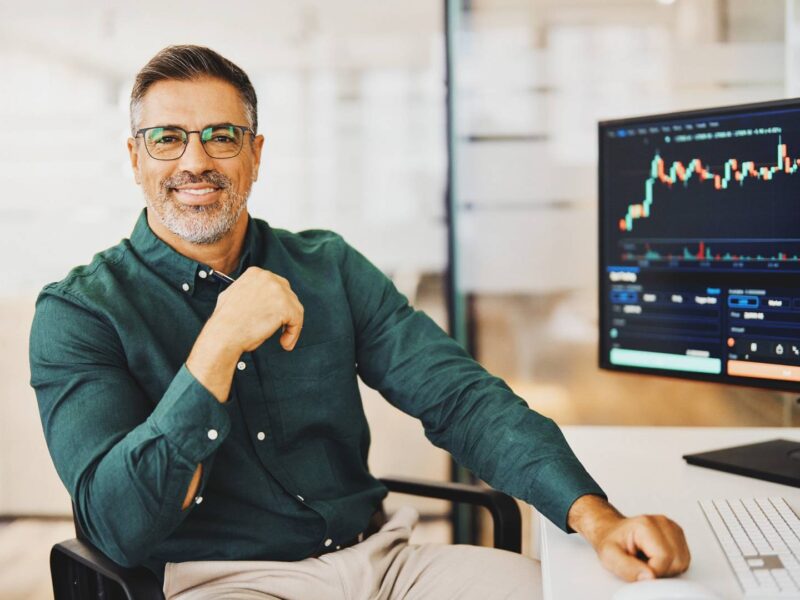 Mężczyzna śledzący kursy walut online z pomocą OANDA TMS